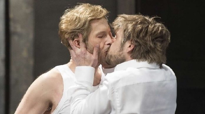 Besos gay en Deutsche-Oper-en-Edward II