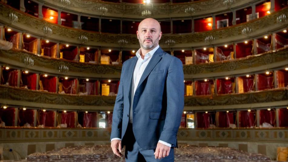 El director italiano Riccardo Frizza ha finalizado sus compromisos de la temporada 2023/2024, entre los que se encuentran la reciente representación en el Teatro San Carlo de Nápoles de Maria Stuarda, en el marco del proyecto 'Reinas Tudor' en el que se encuentra y que culminará en 2025 con Roberto Devereux en el mismo teatro napolitano. Antes del comienzo de la próxima temporada, que le llevará al Festival Verdi, además de a teatros de Bérgamo, Bolonia, Bilbao, Sevilla y Nueva York, Frizza participará en dos festivales de verano de gran renombre: el Festival della Valle d'Itria y el Festival Internacional Santander.