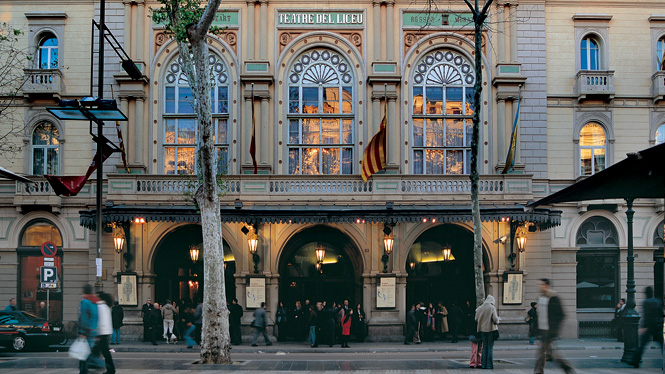 Este año, y en el marco del 25 aniversario de la reapertura del Gran Teatre del Liceu, la fundación del teatro de las Ramblas de Barcelona distingue a Piotr Beczała, Raquel García-Tomás, Miquel Lerín, Ramon Agenjo, Amics del Liceu, Telefónica e IT Dansa.  La Medalla de Oro es la máxima distinción del teatro catalán, otorgada por reconocer la labor y dedicación de personas o instituciones en ámbitos culturales. El acto de entrega de las medallas de este año tendrá lugar el próximo 25 de octubre en el Gran Teatre del Liceu.