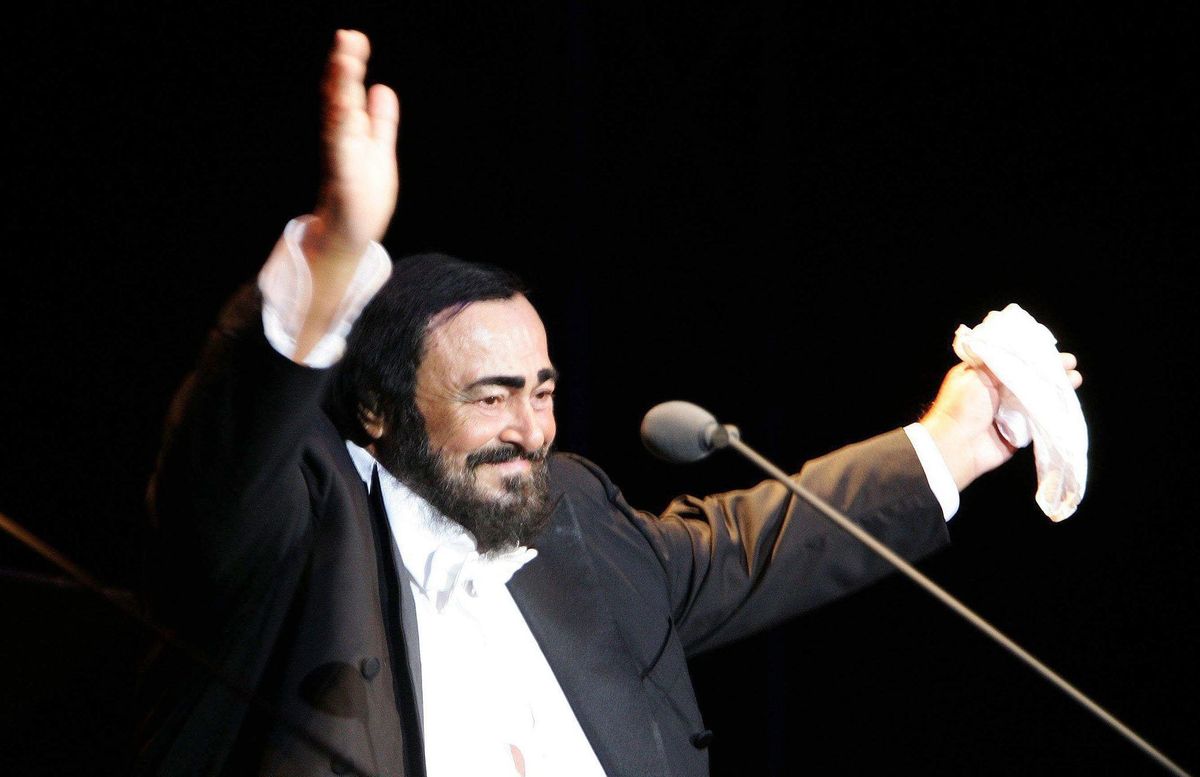 El 6 de septiembre de 2007 falleció Luciano Pavarotti, a causa de un cáncer de páncreas, lo que conmocionó al mundo de la lírica, recibiendo numerosos homenajes póstumos. El tenor entró en estado crítico en plena gira de despedida, cancelando la mitad de sus últimos compromisos en 2006.