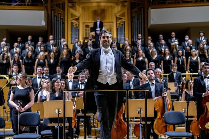 La Orquesta y Coro Nacionales de España finalizan su temporada 2023/24 con un gran éxito de público a lo largo del curso. La OCNE cerró con la interpretación de la Missa Solemnis en el Festival Internacional de Música y Danza de Granada, bajo la dirección de su titular, David Afkham.