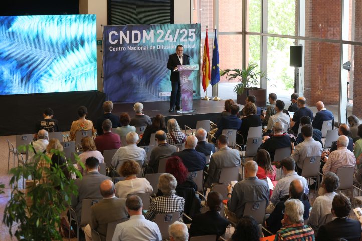 El Centro Nacional de Difusión Musical (CNDM) ha dado a conocer la programación de su temporada 2024/25, la decimoquinta que este organismo elabora. En este nuevo curso se afianzan los ciclos aclamados por el público, como el Universo Barroco o el Ciclo de Lied, además de proponer al espectador una novedosa serie de conciertos transversales en homenaje al quinto centenario de Palestrina.