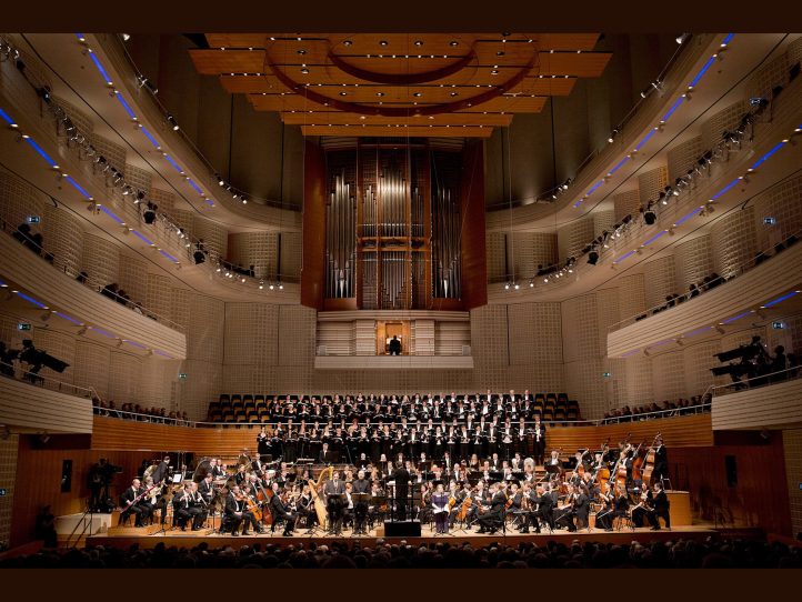 El Festival de Lucerna 2024 en su edición veraniega dará comienzo el próximo 13 de agosto, con un concierto de la Joven Orquesta Sinfónica de Ucrania bajo la dirección musical de Oksana Lyniv, en una edición que se extenderá hasta mediados de septiembre. El festival ofrecerá a lo largo de estas semanas un gran número de conciertos con las mejores agrupaciones orquestales del panorama internacional.