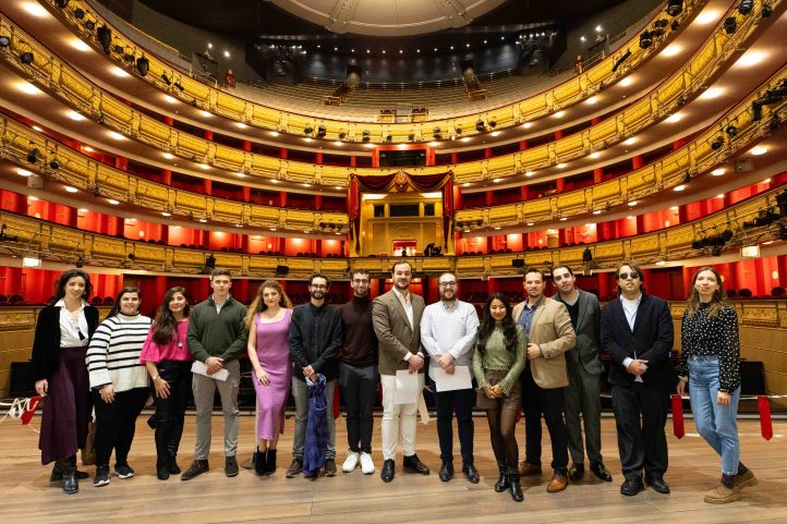 El Teatro Real alberga el recital de los jóvenes artistas que han participado en la cuarta edición del programa Crescendo, Creamos Ópera. El concierto ofrecerá algunas de las arias y dúos más conocidos de óperas como La bohème, La traviata, I Puritani, Don Pasquale, Un ballo in maschera, Faust y Carmen. Cantantes, maestros repetidores y directores de escena, todos ellos menores de 35 años y con distintas nacionalidades, han formado parte de un aprendizaje exclusivo y han accedido a experiencias profesionales. 