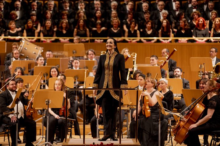 Silvia Sanz, directora titular de la Orquesta Metropolitana de Madrid y el Coro Talía presentan su Temporada 2024-2025 en el Auditorio Nacional de Música. El XIV Ciclo Sinfónico-Coral incluye cuatro conciertos en la Sala Sinfónica con obras de Beethoven, Saint-Saëns, Poulenc, Verdi y Wagner, entre otros. Vivaldi y Dvorak serán los principales protagonistas de la IV edición del Ciclo Batuta en la Sala de Cámara, con dos conciertos comentados por Silvia Sanz, uno dedicado a la música vocal y otro a los instrumentos de cuerda. Como principal novedad de la temporada, el Grupo Talía presenta Eurocanción Sinfónica, un concierto extraordinario de verano para revivir los éxitos del Festival de Eurovisión.