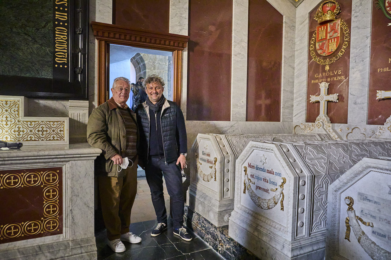 Jonas Kaufmann y Gonzalo Alonso junto a la tumba de Don Carlo