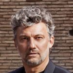 El tenor alemán Jonas Kaufmann se prepara para celebrar el centenario de la muerte de Giacomo Puccini con una gira dedicada al compositor de Lucca. El tour conmemorativo de esta efeméride le llevará por diferentes teatros de Francia, Austria, Alemania y Suiza, acompañado por las sopranos Maria Agresta y Valeria Sepe y la Deutsche Staatsphilharmonie 