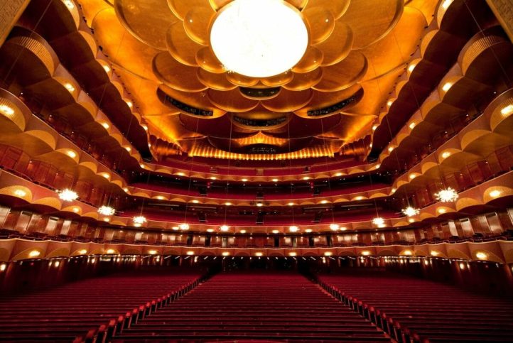 La Metropolitan Opera de Nueva York anuncia dos nuevas óperas encargo de la institución neoyorquina, en el contexto de su plan de estreno de nuevos títulos del teatro de la ciudad de los rascacielos. Los compositores de estos dos títulos de nueva creación son Missy Mazzoli y Mason Bates, sobre diferentes obras literarias que han sido modificadas para dar lugar a los libretos. Ambas óperas se estrenarán de forma previa en teatros de Los Ángeles e Indiana, llegando posteriormente al Met.