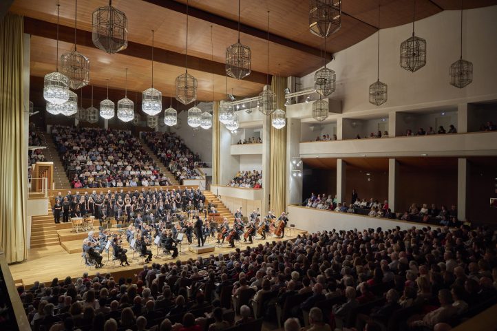 La Orquesta Ciudad de Granada (OCG) cierra su actual temporada de conciertos 2023-24 con una gran respuesta del público, que ha llenado la casi totalidad de sus butacas en gran parte de las actividades ofrecidas. Los once conciertos del abono ‘espacio sinfónico’, tres conciertos del ‘espacio directores intérpretes’, seis del ciclo sábados sinfónicos y los cuatro programas familiares (cinco conciertos), más los conciertos extraordinarios de Fiesta con la OCG (Antología de la zarzuela) y El Mesías, programas que se encontraban fuera del abono, han conformado la temporada principal de la OCG 2023/24.