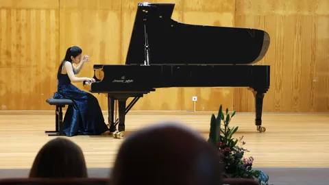 Concierto y acto inaugural del VIII Concurso Internacional de Piano Cidade de Vigo. Miyu Shindo (Variaciones Abegg, Schumann – Sonata Claro de Luna de Beethoven - Preludios nº 13 a 24 de Chopin) y Cyprien Katsaris (Improvisación sobre 4 notas dadas por el público, F. Liszt -Fantasía húngara para piano y orquesta, arreglada para piano solo por Hans von Bülow y Cyprien Katsaris), pianistas. Vigo, 22 de julio de 2024. Auditorio Martín Códax del Conservatorio Superior. Medio aforo.