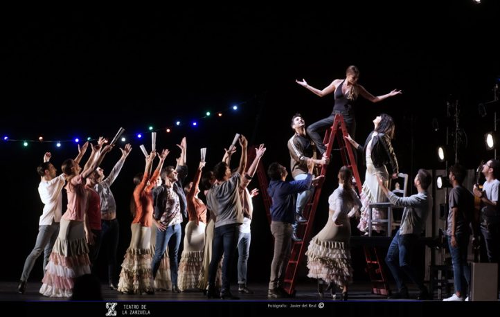 El Teatro de la Zarzuela recala en los Veranos de la Villa con su producción Zarzuela en Danza, en la que propone al espectador un viaje por el repertorio del mencionado género lírico a través de los pasajes destinados al baile intercalados con romanzas emblemáticas. Se ofrecen 3 funciones del 25 al 27 de julio en el Patio Central del Centro de Cultura Contemporánea Conde Duque. Con José Antonio Irastorza como director musical, Nuria Castejóncomo directora de escena y coreógrafa, y dramaturgia de Álvaro Tato, la producción cuenta con el espacio escénico de Carmen Castañón, vestuario de Gabriela Salaverri e iluminación de Eduardo Bravo. 