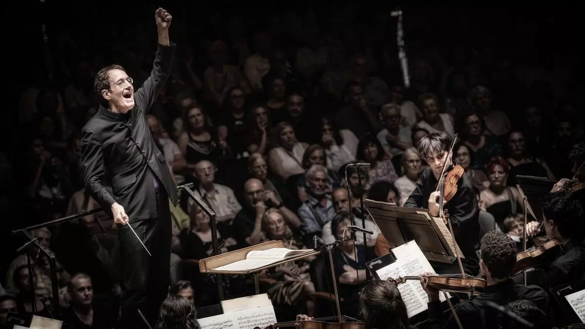 JONDE: la “Roja” del nuevo sinfonismo españolPALAU DE LA MÚSICA.  Obras de Strauss, Saint-Saëns, Albéniz-Arbós y Ravel. Joven Orquesta Nacional de España. Director: Pablo González. Solista: Francisco Fullana (violín). ­Lu­gar: Palau de la Música (Sala Iturbi). Entrada: Alrededor de 1.600 personas. Fecha: Miércoles, 17 julio 2024.