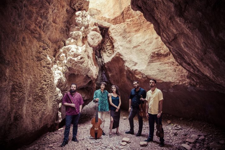 El ECOS Festival recibe al ensemble Anacronía, que hará estreno absoluto en la Región de la ‘Sinfonía en Do Mayor’ de Mariana Martínez este sábado, a las 22 horas, en el Museo Arqueológico Los Baños de Alhama de Murcia, en un programa que une su música con la de Mozart, Nicola Porpora y Joseph Haydn. El evento musical encara un nuevo fin de semana que llevará el repertorio antiguo al territorio murciano de Sierra Espuña, tras la inauguración la pasada semana de mano de Cantoría. 