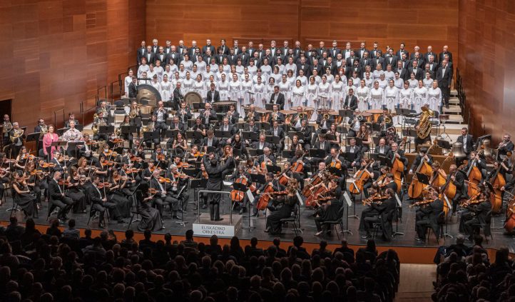 La Quincena Musical de San Sebastián encara su recta final con la visita de tres formaciones orquestales de primer nivel. La Euskadiko Orkestra, la Filarmónica de la Scala y la Filarmónica de Radio France llegan al Kursaal donostiarra con extraordinarios repertorios que contribuyen a engrandecer la programación del festival vasco, que viene desarrollando su 85 edición en este 2024.  