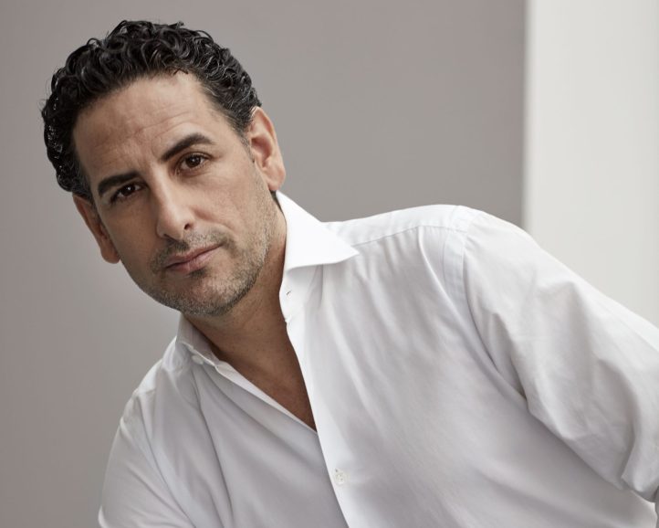 El tenor peruano Juan Diego Flórez recala en Barcelona para ofrecer un recital en el Palau de la Música Catalana en el que presentará un viaje por el repertorio lírico del siglo XIX, con obras de Bellini, Donizetti, Verdi, Serrano, Chapí o Luna, entre otros. En este concierto, el cantante estará acompañado por la Orquesta Juvenil Sinfonía por el Perú, dirigida por Ana María Patiño-Osorio, formación de la que es el principal protector. 