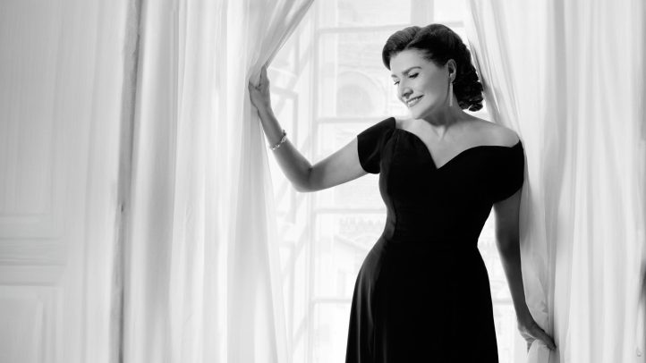 Decca Classics ha reunido algunas de las mejores grabaciones de la mezzo italiana Cecilia Bartoli, mezcladas con material inédito, para una celebración del mundo de la lírica, en un nuevo trabajo recopilatorio bajo el título Casta Diva. Con esta publicación, la discográfica conmemora las cuatro décadas de carrera de Bartoli, que debutó a los 19 años en 1985, a través de los registros sonoros más destacados de la cantante.