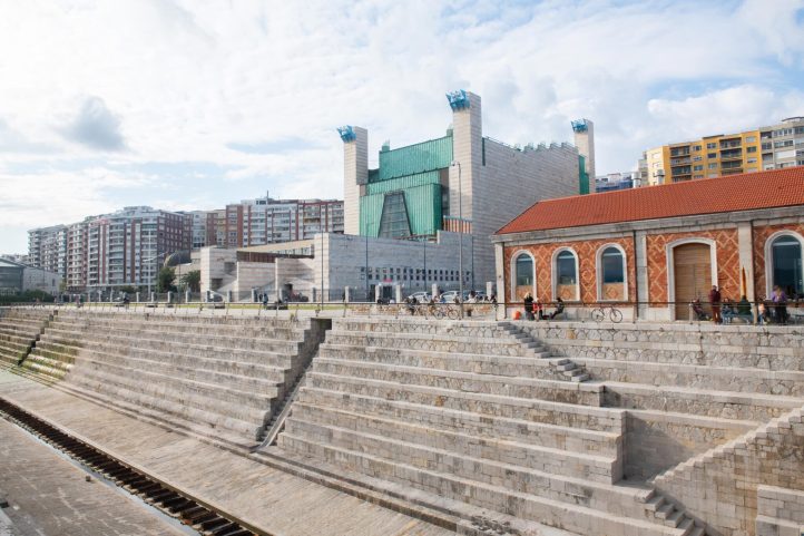 El Festival Internacional de Santander encara el ecuador de su edición de 2024 con un tramo final con grandes encuentros musicales, entre los que destacan la Filarmónica de la Scala de Milán, o el recital de la pianista Maria João Pires, entre otras citas de gran calibre. Hasta el 31 de agosto, Cantabria se mantiene como uno de los puntos neurálgicos del panorama musical nacional, recibiendo reconocidos intérpretes, lo que mantiene la calidad de un festival ya consagrado por la crítica y el público.