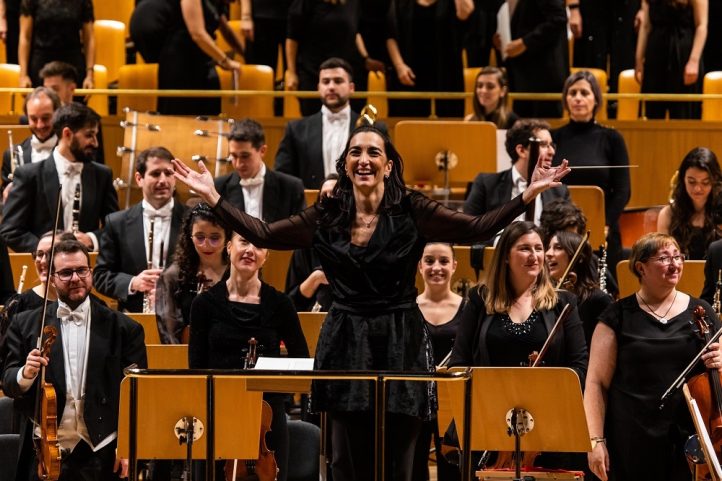 La Orquesta Metropolitana de Madrid y el Coro Talía, bajo la dirección de sutitular, Silvia Sanz, inauguran su temporada en el Auditorio Nacional de Música con la Novena Sinfonía de Beethoven. Las formaciones del Grupo Talía se unen así a la celebración del bicentenario del estreno en Viena de esta obra monumental. El concierto, el primero de su XIV Ciclo Sinfónico-Coral, tendrá lugar el sábado 28 de septiembre a las 19:30 en la Sala Sinfónica. El cuarteto solista estará integrado por Mar Morán (soprano), Angélica Mansilla (mezzosoprano), Miguel Borrallo (tenor) y Fabio Barrutia (barítono).