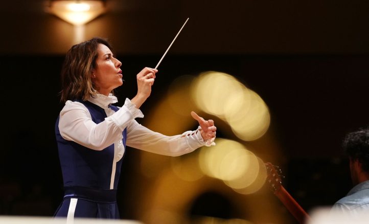 PROMETEDOR BAUTISMOObras de Falla, Rodrigo y Ravel. Orquesta y Coro de la Comunidad de Madrid (ORCAM). Pablo Sáinz Villegas, guitarra. Director del coro: Josep Vila i Casaás. Directora: Alondra de la Parra. Auditorio Nacional, 24 de septiembre de 2024.