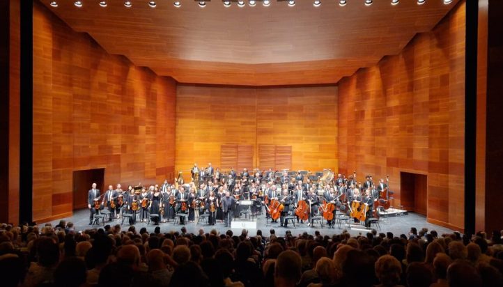 UNA BATUTA, DOS MUJERES Y UN ORQUESTÓNFecha: 30-VIII-2024. Lugar: Auditorio Kursaal. Quincena Musical de San Sebastián. Programa: Prèlude à l’aprè-midi d’un faun (Preludio para la siesta de un fauno) de Claude Debussy, Concierto para violonchelo y orquesta en Re menor de Eduard Lalo, Shérézade, ouverture de Féerie de Maurice Ravel, El pájaro de fuego (suite) de Igor Stravinsky. Violonchelista: Sol Gabetta. Orquesta: Filarmónica de Radio Francia. Maestro director/concertador: Mikko Franck. Propinas: Flamenco for solo chelo de Rogelio Huguet y Tagell, Le festin de Balthazar, movimiento 3º, de Jean Sibelius. 