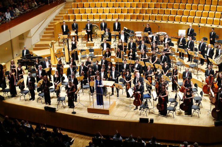 PROMETEDOR BAUTISMOObras de Falla, Rodrigo y Ravel. Orquesta y Coro de la Comunidad de Madrid (ORCAM). Pablo Sáinz Villegas, guitarra. Director del coro: Josep Vila i Casaás. Directora: Alondra de la Parra. Auditorio Nacional, 24 de septiembre de 2024.