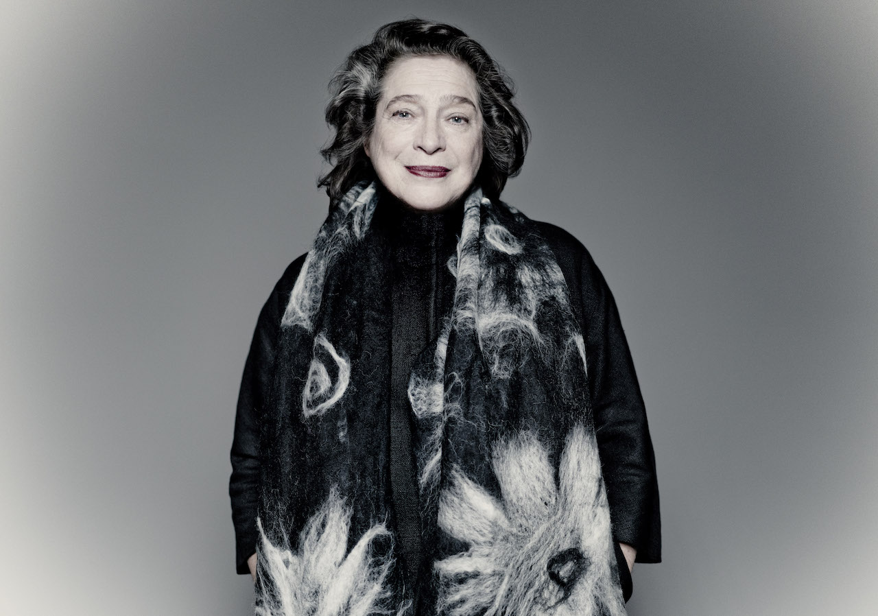 La Orquesta Sinfónica de Navarra inaugura el 10 de octubre su Temporada de abono 24-25 en Pamplona con la pianista Elisabeth Leonskaja. Entre octubre y junio actuarán destacados solistas internacionales como el pianista Jaeden Izik-Dzurko, la trompista Sarah Willis, los violinistas Alena Baeva y Guy Braunstein, la flautista Clara Andrada y la violonchelista Camille Thomas.Además de Perry So, director titular de la OSN por tercer año, visitarán el podio Chloé van Soeterstede, Alondra de la Parra, Jessica Cottis, Andrea Marcon, François López-Ferrer, Antoni Wit y José Antonio Méndez Padrón