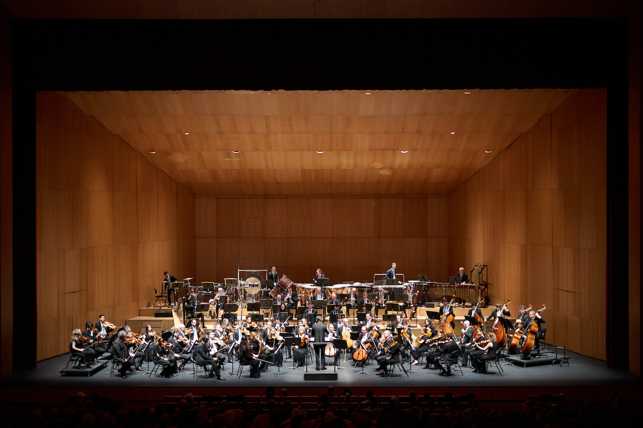 La Orquesta Sinfónica de Navarra inaugura el 10 de octubre su Temporada de abono 24-25 en Pamplona con la pianista Elisabeth Leonskaja. Entre octubre y junio actuarán destacados solistas internacionales como el pianista Jaeden Izik-Dzurko, la trompista Sarah Willis, los violinistas Alena Baeva y Guy Braunstein, la flautista Clara Andrada y la violonchelista Camille Thomas.Además de Perry So, director titular de la OSN por tercer año, visitarán el podio Chloé van Soeterstede, Alondra de la Parra, Jessica Cottis, Andrea Marcon, François López-Ferrer, Antoni Wit y José Antonio Méndez Padrón