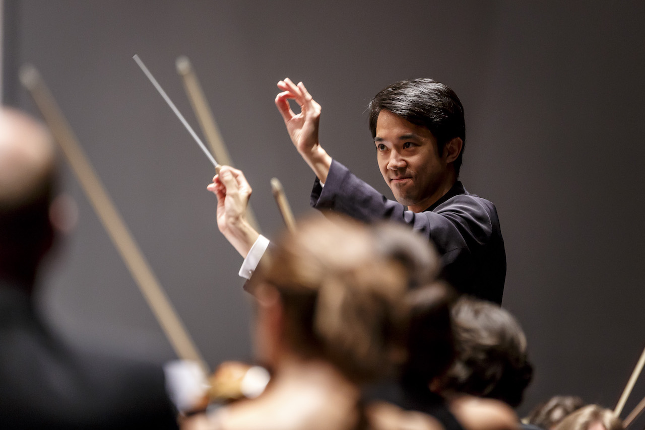 La Orquesta Sinfónica de Navarra inaugura el 10 de octubre su Temporada de abono 24-25 en Pamplona con la pianista Elisabeth Leonskaja. Entre octubre y junio actuarán destacados solistas internacionales como el pianista Jaeden Izik-Dzurko, la trompista Sarah Willis, los violinistas Alena Baeva y Guy Braunstein, la flautista Clara Andrada y la violonchelista Camille Thomas.Además de Perry So, director titular de la OSN por tercer año, visitarán el podio Chloé van Soeterstede, Alondra de la Parra, Jessica Cottis, Andrea Marcon, François López-Ferrer, Antoni Wit y José Antonio Méndez Padrón