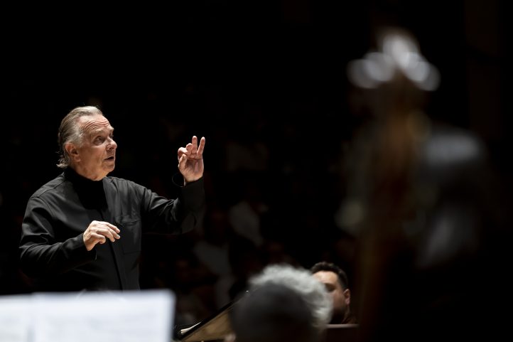 Les Arts recibe al prestigioso director y experto mahleriano Mark Elder, quien propone una de las grandes obras maestras del repertorio que todavía no ha interpretado la Orquestra de la Comunitat Valenciana. Reconocida como uno de los mayores desafíos para una orquesta y su director, la Sexta sobresale por su complejidad y profundidad emocional. El concierto podrá verse el jueves 10 de octubre en el Auditori de Castelló y el viernes 11 de octubre en Les Arts.