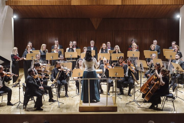 El sábado 23 de noviembre el Grupo Talía inaugura una nueva edición del Ciclo Batuta en el Auditorio Nacional de Música. La cita es a las 19:30 en la Sala de Cámara con un concierto dedicado a las voces y la orquesta hasta el clasicismo. La formación de cámara del Coro Talía se une a la Orquesta Metropolitana de Madrid para interpretar, entre otras obras, el conocido Gloria de Antonio Vivaldi. Con ejemplos musicales comentados, la directora de orquesta Silvia Sanz, descubrirá al público las claves para disfrutar a fondo de esta obra y hará un recorrido por la evolución de la música vocal hasta la época de Mozart.