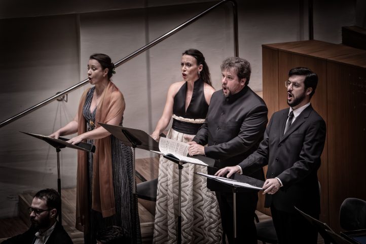 La Novena, ¡Visca València! y Kennedy el “Berliner”CONCIERTO EXTRAORDINARIO DÍA DE LA COMUNITAT VALENCIANA. Programa: Obras de Rodrigo (Fantasía para un gentilhombre, para flauta y orquesta) y Beethoven (Novena sinfonía, “Coral”). Orquesta de Valencia. Coro de la Radio de Baviera (director: Peter Dijkstra). Solis­tas: Salvador Martínez (flauta), Christina Landshamer (soprano), Carmen Romeu (mezzosoprano), Maximilian Schmitt (tenor), Carles Pachon (bajo)  Director: Alexander Liebreich. ­Lu­gar: Palau de la Música. Entrada: Alrededor de 1.781 personas (lleno). Fecha: Sábado, 5  de octubre de 2024.