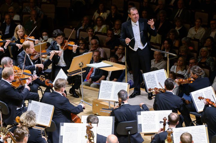 Ibermúsica, Filarmónica de Viena, oro y cagada de gorriónObras de Stravinski y Shostakovich. Orquesta Filarmónica de Viena. Daniele Gatti, director. Temporada de Ibermúsica. Auditorio Nacional. Madrid, 1 de octubre de 2024.