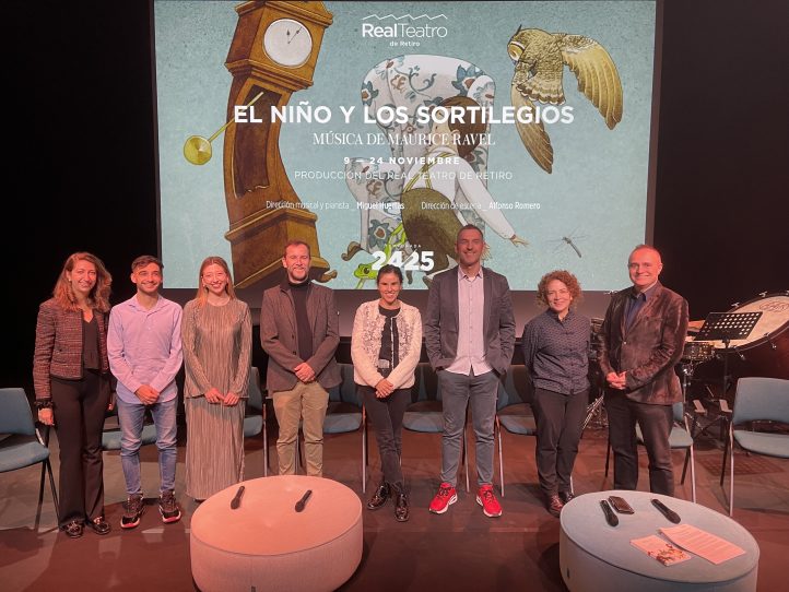 Entre el 9 y el 24 de noviembre el Real Teatro de Retiro ofrecerá 12 funciones de la ópera de Ravel El niño y los sortilegios, dirigidas al público familiar. El Teatro presenta una nueva producción propia con dirección musical de Miguel Huertas, puesta en escena de Alfonso Romero, escenografía y vestuario de Ricardo Sánchez Cuerda e iluminación de Pedro Chamizo. Un elenco de 8 cantantes, acompañados por dos pianistas, dará voz a los variopintos personajes que desfilan en la ópera, concebida como la evolución cognitiva de un niño que pasa de ser el centro de su mundo propio a interaccionar con los demás: del egocentrismo a la empatía.