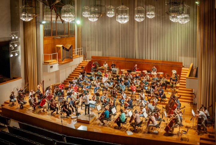 La Orquesta Ciudad de Granada (OCG) recibe a los más de cincuenta alumnos de su Joven Academia para la interpretación de la Sinfonía "Titán" de Gustav Mahler, los días 4 y 5 de octubre. Este concierto, dirigido por el titular de la formación, Lucas Macías, se completará con las Cuatro últimas canciones de Strauss, para las que la orquesta recibe a la soprano Chen Reiss.