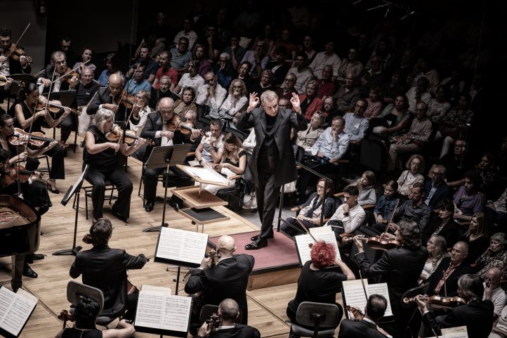 Alexander Liebreich, de amigo a amigo...TEMPORADA DE OTOÑO del Palau de la Música. Programa: Obras de Haas (Estudio para orquesta de  cuerda), Martinů (Concierto para oboe y orquesta) y Strauss (Sinfonía Alpina). Orquesta de Valencia. Solis­ta: François Leleux (oboe). Director: Alexander Liebreich. ­Lu­gar: Palau de la Música. Entrada: Alrededor de 1.781 personas (lleno). Fecha: viernes, 18  de octubre de 2024.