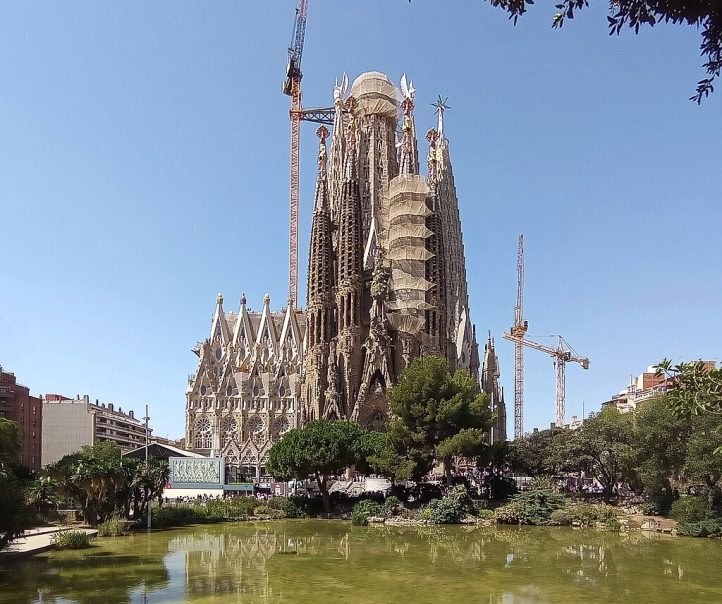 La Sagrada Familia de Barcelona arrancó el pasado 15 de octubre un ciclo de pruebas musicales bajo el título "Ressonàncies". Este proyecto tiene como objetivo investigar los espacios de la Basílica barcelonesa de cara a poder explorar sus posibilidades sonoras. Esta iniciativa parte de una colaboración de L'Auditori, la ESMUC, el Palau de la Música Catalana y el Liceu, finalizando en diciembre de 2024. 