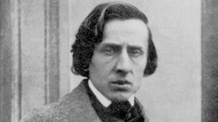 El compositor y pianista polaco Frédéric Chopin fallecía un 17 de octubre de 1849 en París, víctima de una tuberculosis. Finalizaba así una breve pero intensa carrera musical, la cual le permitió convertirse en uno de los referentes más destacados del Romanticismo musical. Entre su obra como compositor, destacan sus reconocidas partituras para piano solo. 