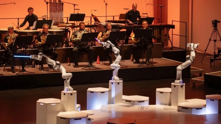 La Sinfónica de Dresde se ha hecho viral en los últimos días por recurrir a un robot con tres brazos para encargarse de la dirección de la orquesta. Si bien no es un plan que tenga como objetivo perdurarse en el tiempo, esta iniciativa abre un debate en torno a las fronteras rotas por las nuevas tecnologías en el campo de las artes. 