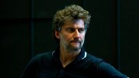 Jonas Kaufmann ha anunciado su retirada del reparto de cantantes que participarán en la producción de La forza del destino, que abrirá la temporada 2024/25 en el Teatro alla Scala de Milán. En sustitución del tenor se subirá a escena el norteamericano Brian Jagde, quien compartirá cartel con Anna Netrebko. 