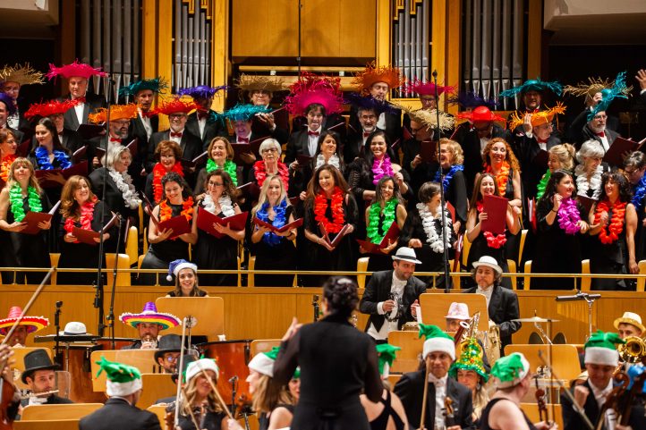 El sábado 28 de diciembre de 2024 a las 19:30 h en la Sala Sinfónica, con la participación de la Orquesta Metropolitana de Madrid y el Coro Talía. Un recorrido musical que celebra los grandes éxitos del pop y rock europeo, desde melodías nostálgicas hasta ritmos festivos. Un evento que promete un viaje emocionante a través de clásicos de la música, con adaptaciones sinfónicas sorprendentes.