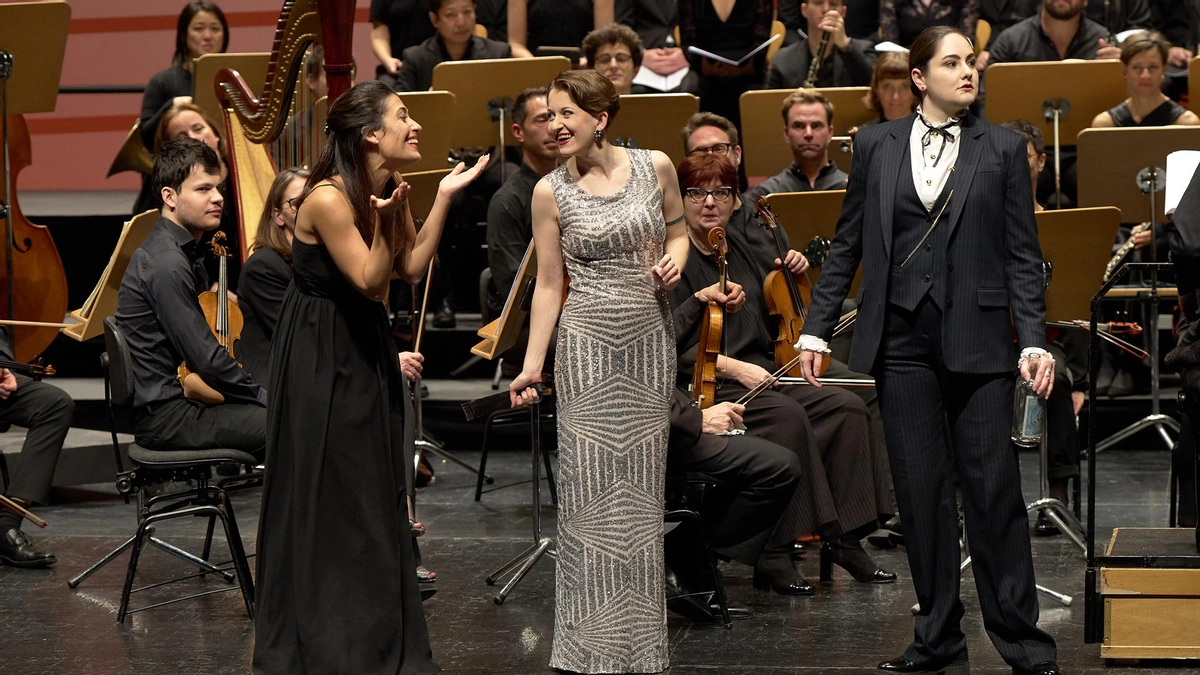 El Murciélago en Sevilla. Opereta de Johann Straus II (versión semiescenificada). Intérpretes: Huw Montague Rendall, Iulia Maria Dan, Michael Kraus, Ekaterina Chayka-Rubinstein, Robert Lewis, Leon Kosavic, Kresimir Spicer, Alina Wunderlin, Sandrine Buendia, Manfred Schaiger. Coro de Cámara del Palau de la Música Catalana. Les Musiciens du Louvre. Dirección de escena y adaptación de textos: Romain Gilbert. Director: Marc Minkowski. Lugar: Teatro de la Maestranza. Fecha: Viernes, 20 de diciembre. Aforo: Tres cuartos.