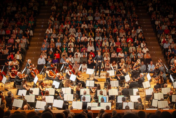 Con los conciertos de los días 19 y 20 de diciembre en el Auditorio Manuel de Falla de Granada, la Orquesta Ciudad de Granada (OCG) y más de cincuenta componentes de su Joven Academia se sumergen en uno de los compositores fetiche de estas fechas navideñas, como es Chaikovski. Los conciertos estarán dirigidos por el titular de la formación, Lucas Macías. El sábado 21 el concierto también se interpretará en Jaén (Teatro Infanta Leonor) dentro del programa Andalucía sinfónica, de la Consejería de Cultura de la Junta de Andalucía.  