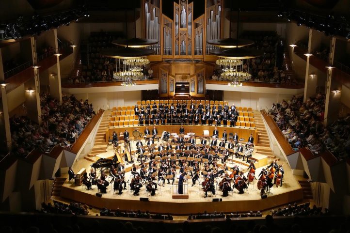 El 16 de diciembre presenta El Mesías de Handel, unos de los grandes clásicos navideños, en el Auditorio Nacional de Música. Obras de Mozart, Corelli o Handel sonarán de la mano de la Joven Orquesta de la Comunidad de Madrid (JORCAM) y de la Joven Camerata de la ORCAM en un concierto que dirigirá Lara Diloy en el Real Teatro de Retiro, los días 7, 8, 14 y 15 de diciembre. La Orquesta de la Comunidad de Madrid pondrá música al ballet La Sylphide que la Compañía Nacional de Danza presenta en el Teatro de la Zarzuela del 12 al 22 de diciembre. También ofrecerá Conciertos de Navidad en espacios como Fundación Canal, el Centro Cultural Paco Rabal o la Iglesia de Santa Bárbara; además de en localidades como Alicante, Aranjuez o Chinchón. El 4 de enero la ORCAM dará la bienvenida a 2025 con un Concierto de Año Nuevo en el Teatro de la Zarzuela. Y el 13 de enero retomará la temporada sinfónica con El violín de Braunstein, concierto dirigido por Alondra de la Parra con uno de los mejores violinistas del mundo, Guy Braunstein.