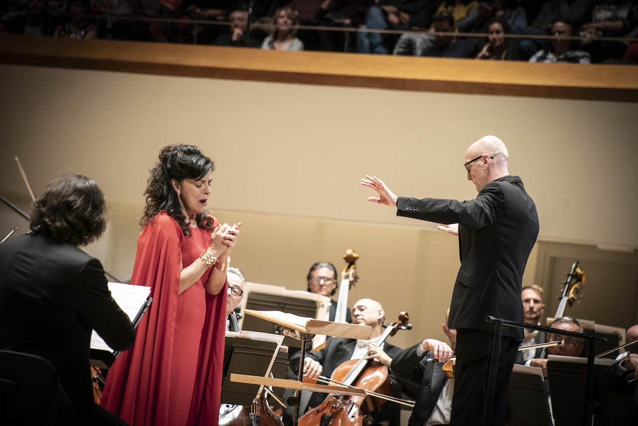 En las catacumbasCONCIERTO EXTRAORDINARIO DÍA DE LA DISCAPACIDAD. Programa: Obras de Joaquín Rodrigo (Adagio para instrumentos de viento. Concierto de Aranjuez (versión para arpa y orquesta), Cuatro madrigales amatorios. Per la flor del lliri blau. Orquestra de València. Solis­tas: Xavier de Maistre (arpa), Nancy Fabiola Herrera. Director: Juan Luis Martínez. ­Lu­gar: Palau de la Música. Entrada: Alrededor de 1.700 personas. Fecha: martes, 3 diciembre 2024.