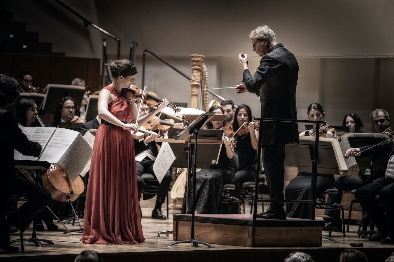 Hosokawa, Eberle y su hijito Maxim…TEMPORADA 2024-2025 del Palau de la Música. Programa: Obras de Hosokawa (Concierto para violín y orquesta, “Génesis) y Schubert (Sinfonía número 9, “La Grande”). Orquesta de Valencia. Solis­ta: Veronika Eberle (violín). Director: Alexander Liebreich. ­Lu­gar: Palau de la Música. Entrada: Alrededor de 1.500 espectadores. Fecha: viernes, 13  diciembre 2024.