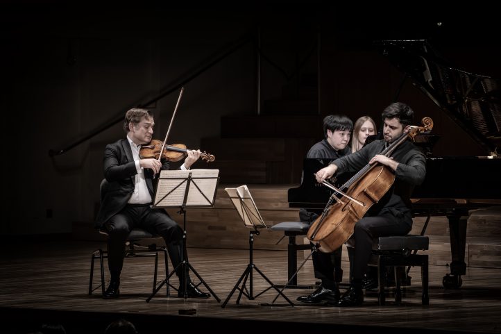 Schubert, Brahms y el ‘relleno’TEMPORADA 2024-2025 del Palau de la Música. Programa: Obras de Schubert (Trío para violín, violonchelo y piano en Si bemol mayor, D 898) y Brahms (Trío para violín, violonchelo y piano, en Si mayor, opus 8). Intérpretes: Renaud Capuçon (violín), Kian Soltani (violonchelo), y Mao Fujita (piano). ­Lu­gar: Palau de la Música (Sala Iturbi). Entrada: Alrededor de 800 espectadores. Fecha: domingo, 12 enero 2025.