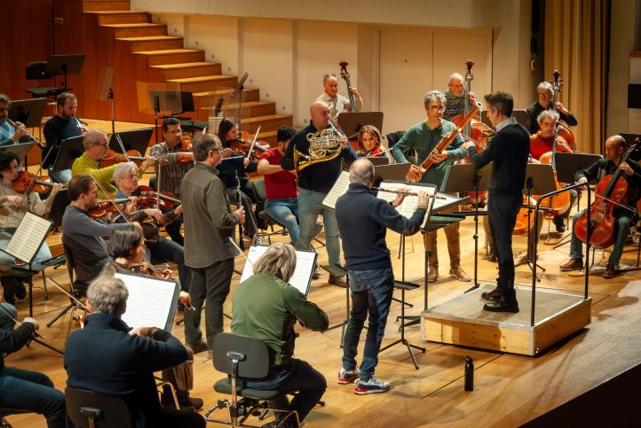 La Orquesta Ciudad de Granada (OCG) ofrece su primer programa sinfónico de 2025 de la mano de su titular, Lucas Macías, con un repertorio dedicado a Mozart, con su Sinfonía nº 40 y su Sinfonía concertante para vientos. Este concierto tendrá lugar el 10 de enero en Granada, repitiéndose al día siguiente en Huelva en el marco del ciclo Andalucía sinfónica.