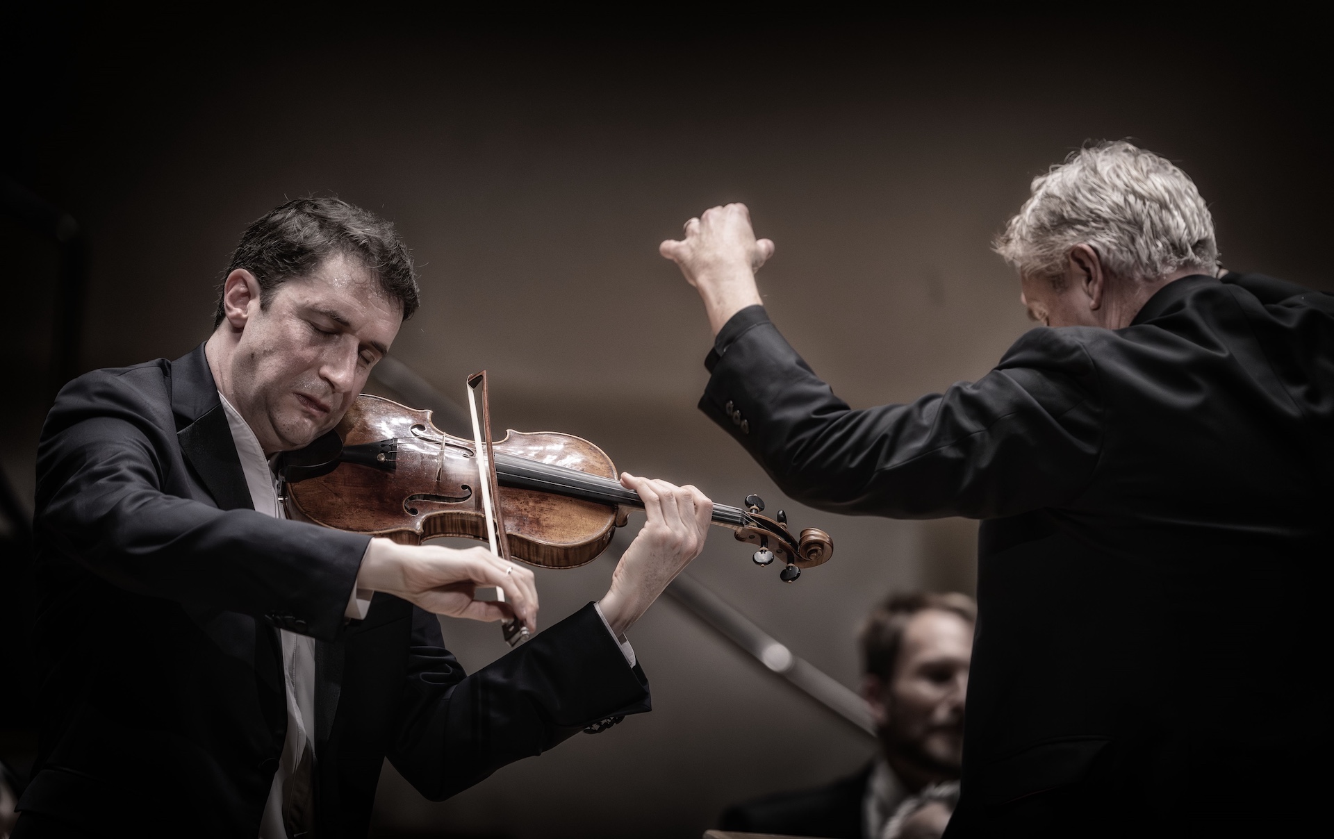 Compromiso y méritos de Alexander Liebreich en el PalauTEMPORADA 2024-2025 del Palau de la Música. Programa: Obras de Mozart (Concierto para violín y orquesta número 4) y Zemlinsky (Sinfonía Lírica). Orquesta de Valencia. Solis­tas: Noah Bendik Belgley (violín), Sarah Wegener (soprano), Christian Immler (barítono). Director: Alexander Liebreich. ­Lu­gar: Palau de la Música. Entrada: Alrededor de 1.700 espectadores. Fecha: viernes, 10 enero 2024.