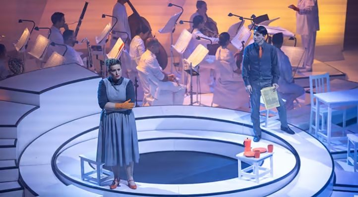 La ópera Trouble in Tahiti, del afamado compositor norteamericano Leonard Bernstein, vuelve a la Ópera de Tenerife tras el éxito cosechado la temporada pasada. Bajo la dirección musical de Francis Hernández y una producción firmada por Siscu Ruz, esta ópera de cámara narra la historia de una familia en una urbanización estadounidense  través de la ironía y el humor.