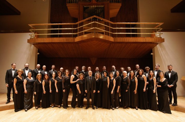 El concierto, que tendrá lugar el 11 de abril en el Auditorio Nacional de Música (19:30h), supone el broche de oro a un año de festejos de la historia y herencia del Coro de la Comunidad de Madrid, reconocido como uno de los mejores a nivel nacional. Cumpleaños feliz será un evento muy especial pues el Coro estará dirigido por los maestros que ha tenido desde su creación en 1984: Josep Vila i Casañas, Pedro Teixeira y Jordi Casas; además de contar con Miguel Groba, fundador de la agrupación como invitado de honor.